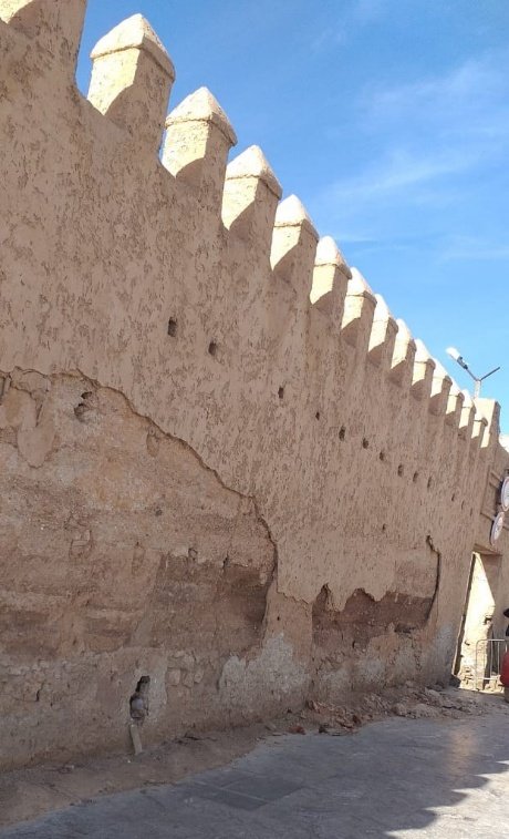 جذران سور باب سيدي عبد الوهاب بوجدة بين التهميش وترميم الهواية والغش