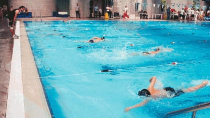 هل تنقل مياه المسابح فيروس كورونا؟.. خبراء يحسمون الجدل :