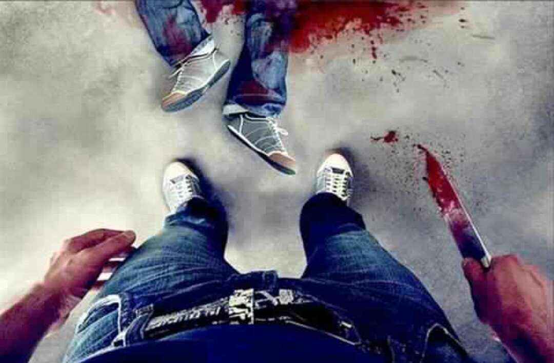 شاب يطعن صديقه بسكين من الحجم الكبير لهذا السبب