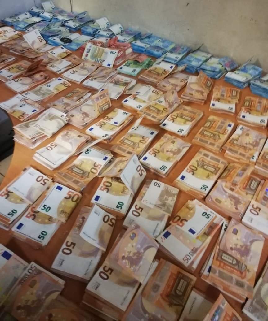 إجهاض عملية لتهريب عملات أجنبية على متن شاحنة للنقل الدولي للبضائع