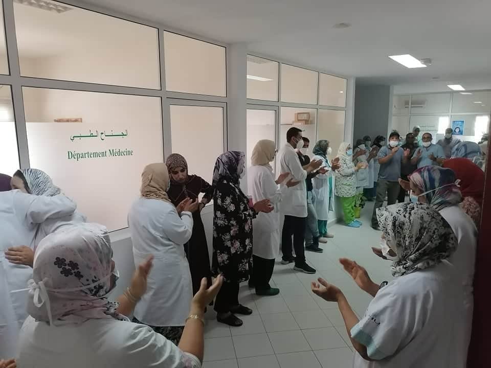 الأطر الطبية و التمريضية تحتج بسبب تصرفات واستفزاز  مصابي فيروس كورونا