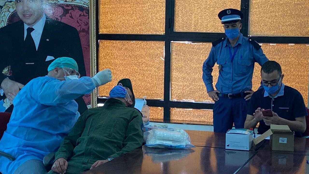 المديرية الاقليمية للجمارك بوجدة تنظم حملة طبية لفحص موظيفها ضد فيروس كورونا