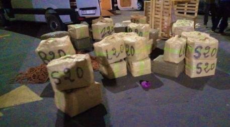 على ضوء معلومات دقيقة توقيف شخص و حجز 13 طنا من مخدر الشيرا على متن شاحنة لنقل البضائع