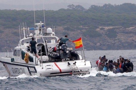  الإسبانية تعترض مغاربة في سواحل سبتة - www.sabahachark.com