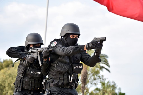 مفتش شرطة يضطر لاستعمال سلاحه الوظيفي لتوقيف شخص عرض أمن المواطنين وسلامة عناصر الشرطة لتهديد خطير