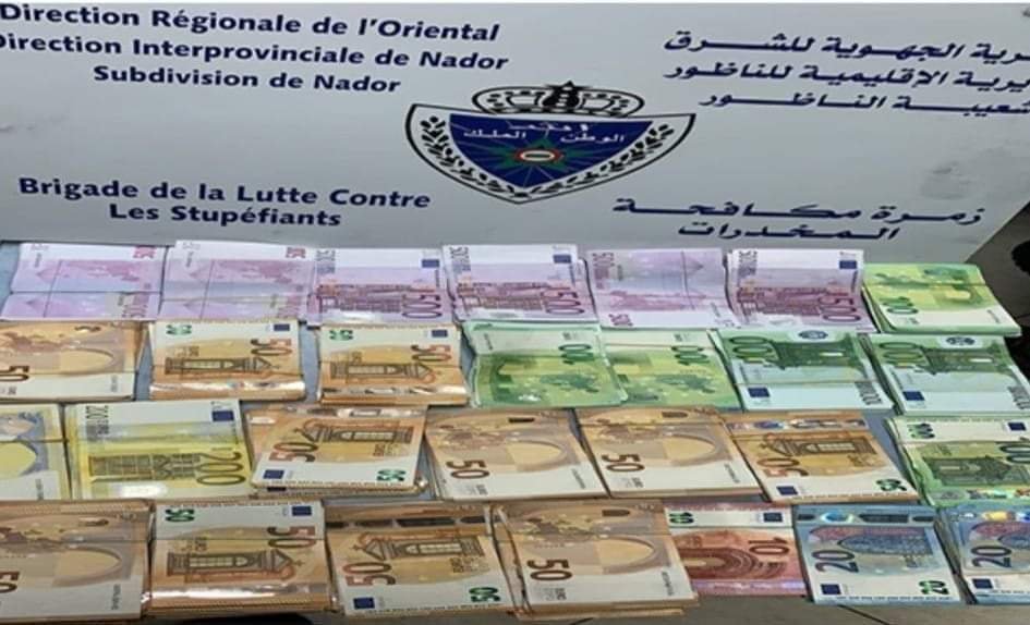 جمارك زمرة مكافحة المخدرات بالمحطة البحرية بالناظور تنجح في مصادرة مبلغ مهمّ من العملة الصعبة