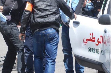 توقيف شخص للاشتباه في تورطه في قضية تتعلق بالنصب والاحتيال وترويج كمامات واقية مزيفة