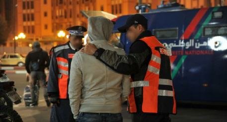 توقيف شخص من ذوي السوابق القضائية عرض عناصر الشرطة لتهديد باستعمال السلاح الأبيض