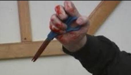 حلاق مغربي يغرس المقص في عنق وقلب شاب داخل محل الحلاقة