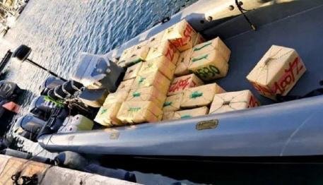 إحباط محاولة تهريب نصف طن من مخدر الشيرا بعرض ساحل القصر الصغير