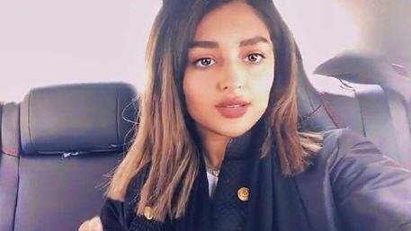 عارضة أزياء سعودية تثير جدلا واسعا بسبب ما كانت تفعله أثناء سماعها للقرآن الكريم!