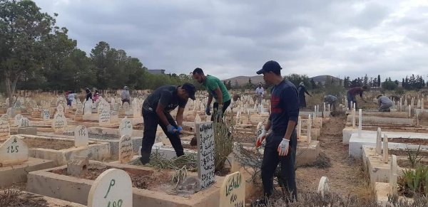 محسنة ببركان تقود حملة نظافة المقبرة المحمدية