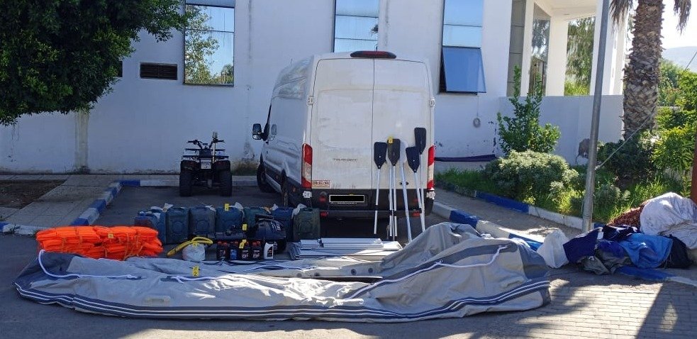 وجدة ايقاف شخصين متلبسين بالحيازة والاتجار في مخدر الشيرا باستعمال ناقلة ذات محرك.