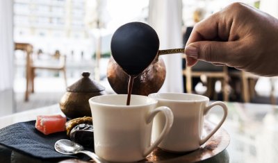 خبراء الصحة شرب القهوة قبل الفطور.. تحذير طبي من”خطر كبير”