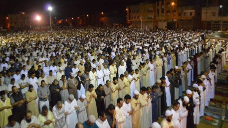  صلاة التراويح بالمسجد - www.sabahachark.com