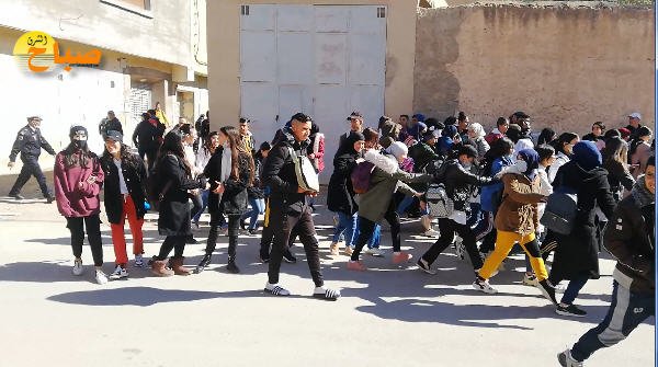  يخرجون للتضامن مع الأساتذة 1 - www.sabahachark.com