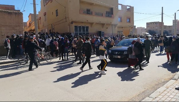  يخرجون للتضامن مع الأساتذة 2 - www.sabahachark.com