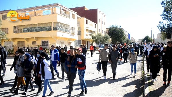  يخرجون للتضامن مع الأساتذة 3 - www.sabahachark.com