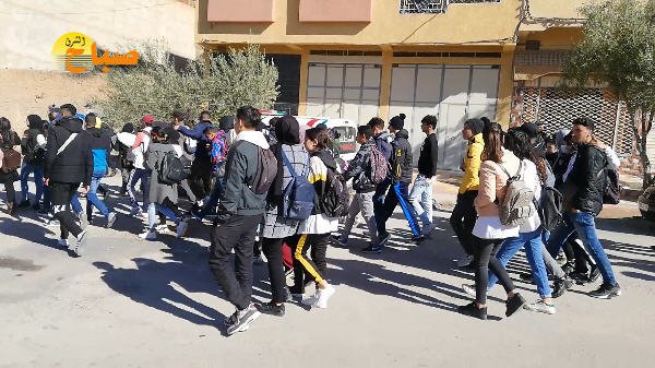  يخرجون للتضامن مع الأساتذة - www.sabahachark.com