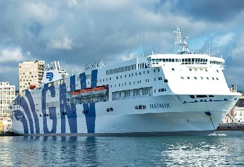  يعلق رحلاته البحرية مع إيطاليا - www.sabahachark.com