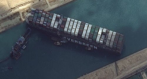  تبدأ تعويم السفينة العالقة بقناة السويس - www.sabahachark.com