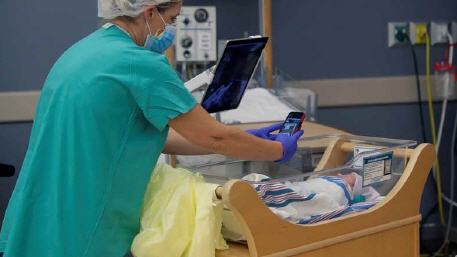 أطباء يكتشفون أول مولودة بالعالم تحمل أجساما مضادة لكورو نا بعد تلقي الأم لقاحا