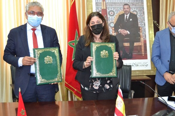  بين جامعة وجدة وسفارة اسبانيا 1 copy   - www.sabahachark.com