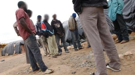  أفارقة يختطفون مقدم ويغتصبونه - www.sabahachark.com