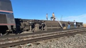  قطار عن مساره  - www.sabahachark.com