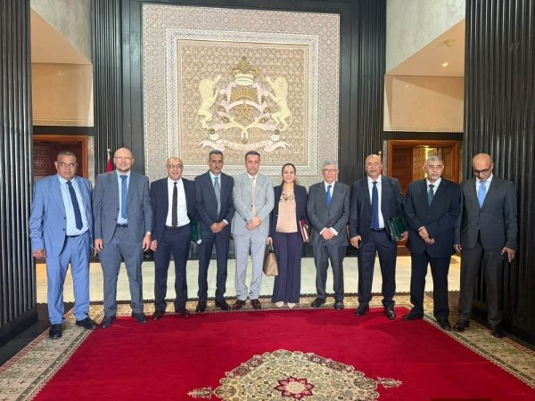 برلمانيو الأصالة والمعاصرة بجهة الشرق في صورة جماعية مع رئيس مجلس النواب أحمد التويزي ونائبه عادل بطار برلمانيو الأصالة والمعاصرة بجهة الشرق في صورة جماعية مع رئيس مجلس النواب أحمد التويزي ونائبه عادل بطار
