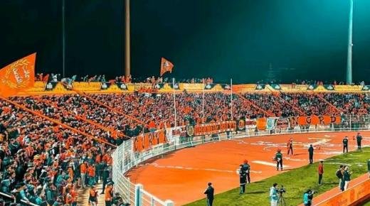 فريق نهضة بركان يدخل لأرضية ملعب بركان لإلقاء التحية على الجماهير البركانية