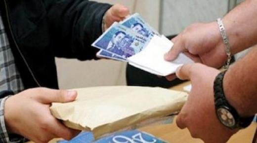 الداخلية توقف قائدًا بهذه المدينة بعد ضبطه في حالة تلبس بتلقي رشوة.