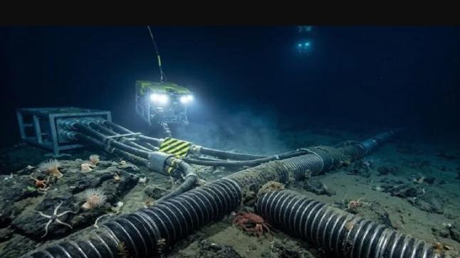 الكشف عن احتمال لجوء إيران إلى استهداف كابلات الإنترنت بمضيق هرمز