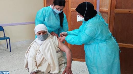 وزارة الصحة تعلن توسيع الإستفادة من التلقيح تشمل المواطنات والمواطنين الذين تتراوح أعمارهم ما بين 55 و60 سن