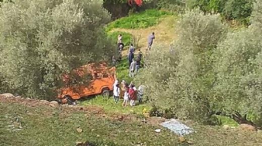 مصرع فتاة وإصابة 16 آخرين في حادثة سير ناجمة عن سقوط سيارة كبيرة للنقل بمنحدر