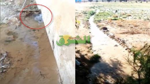 انفجار انبوب ماء وعدم تدخل المصالح المختصة يحول ساحة ملحقة مدرسة النخيل المختلطة إلى أودية جارية