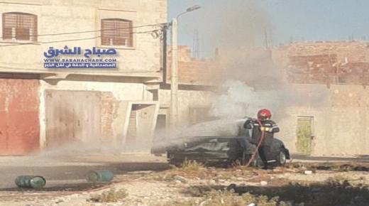 إندلاع حريق مهول في سيارة نتيجة تماس كهربائي يستنفر الأجهوة الأمنية