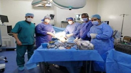 نجاح عملية جراحية فريدة من نوعها لاستبدال كلي لمفصل الركبة بالمستشفى الإقليمي لتاوريرت.