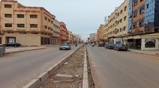 تثبيت الأرصفة المتصلة بالطريق المزدوجة بشارع بوراص تثير غضب الساكنة والتجار