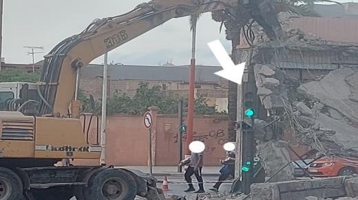 الطريقة البدائية لهدم شرفة مقهى بالمدينة الذكية تؤدي لاختناقات مرورية ببركان وتدمر الإشارات الضوئية