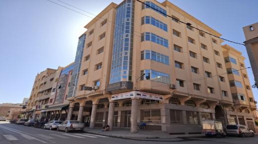 عمارة زعزوعة – شقق للكراء في موقع مميز بزاوية شارع الشهداء وزنقة فاس بالحي الحسني ببركان