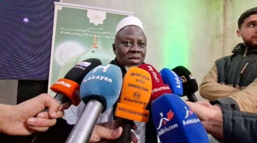 محمود توري من دولة غامبيا يعبّر عن تأثره بدعوة شيخ الزاوية بودشيشية معاذ خلال إحياء ليلة القدر بمداغ