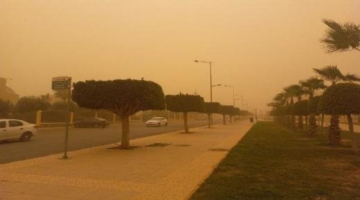 غبار صحراوي يغطي سماء عدد من مدن الجهة الشرقية