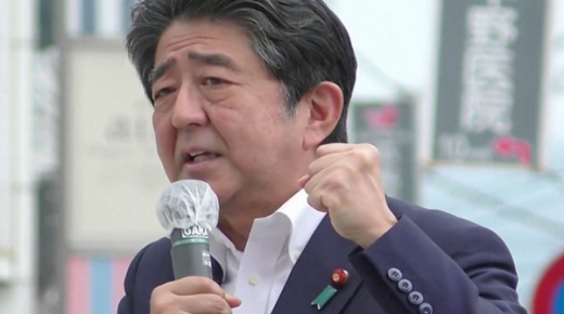 مقتل رئيس الوزراء الياباني السابق عقب تعرضه لإطلاق النار بحسب وسائل إعلام يابانية