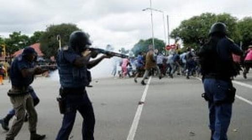 “انقلاب عسكري” في السودان.. اعتقال رئيس الوزراء ومسؤولين آخرين والقوى المدنية تدعو الشعب للتدفق إلى الشوارع