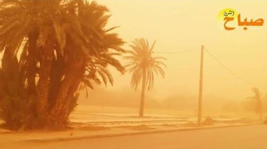 عاصفة من الغبار تغطي سماء مدينة العيون سيدي ملوك
