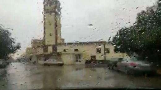 أمطار الخير تتهاطل على العيون سيدي ملوك وسط بهجة المواطنين