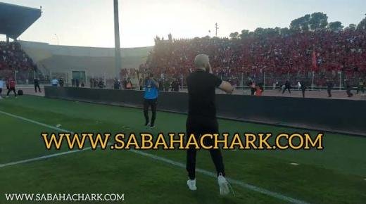 المدرب وليد الركراكي يتجاوب مع الجمهور الودادي بالملعب الشرفي بوجدة مباشرة بعد التتويج بلقب البطولة.