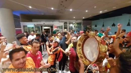 أجواء إحتفالية رائعة لحظة وصول فريق نهضة بركان إلى مقر إقامته بإحدى فنادق العاصمة الرباط ورقصة طريفة للمدرب فلوران إيبينغي.