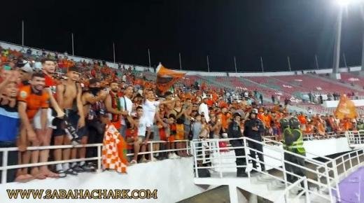 لحظة تسليم الكأس الفضية لعميد النهضة البركانية وفرحة اللاعبين مع الجمهور باللقب